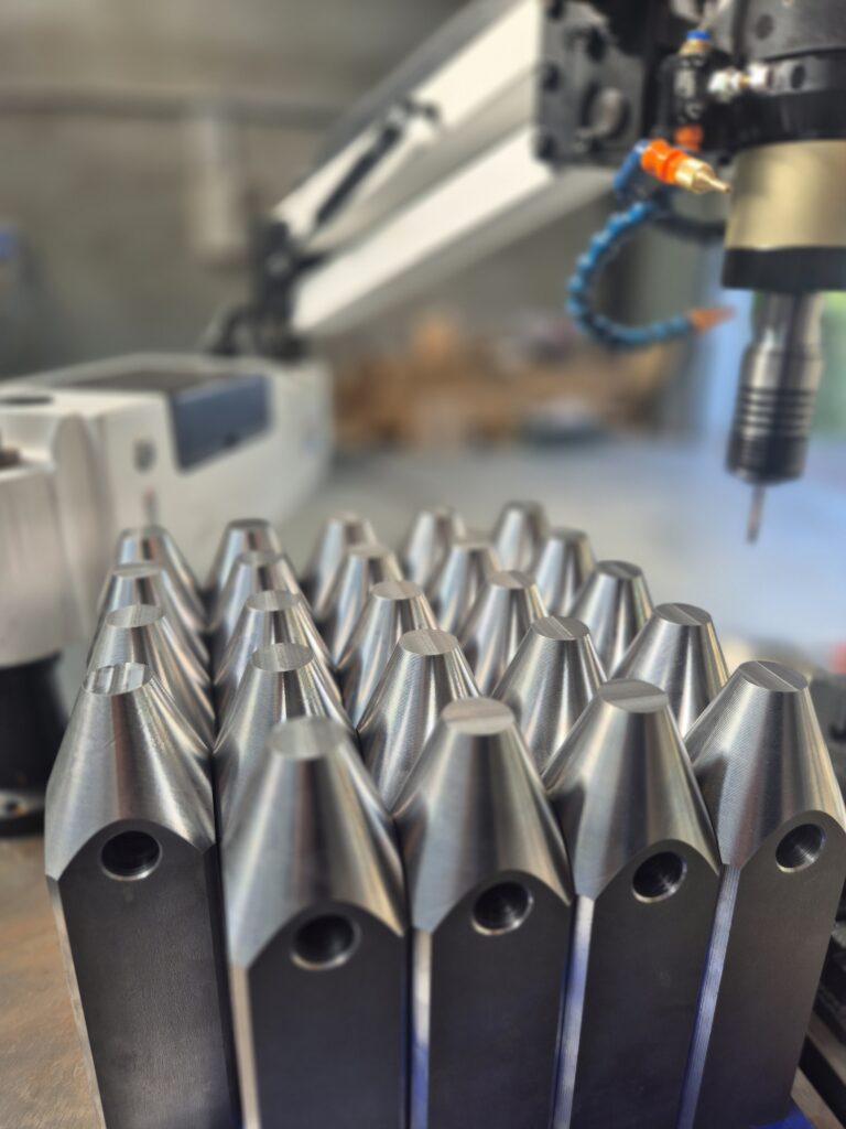 Precyzyjne frezowane detale aluminiowe o niestandardowym kształcie - produkcja CNC